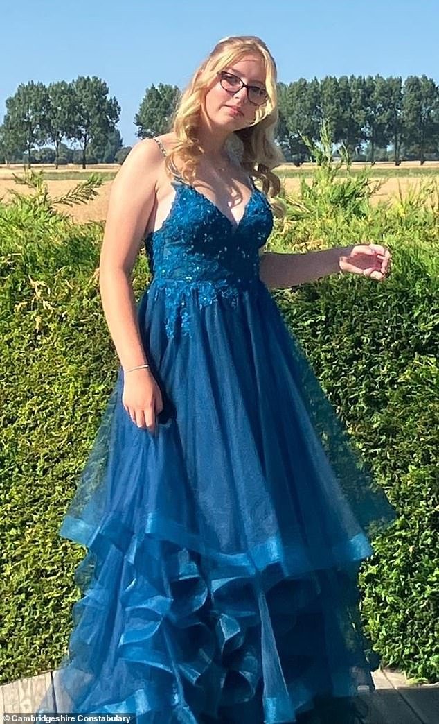 Una familia ‘devastada’ rinde homenaje a una joven de 16 años que murió cuando un coche lleno de adolescentes se hundió en el río; el conductor de 18 años sigue desaparecido