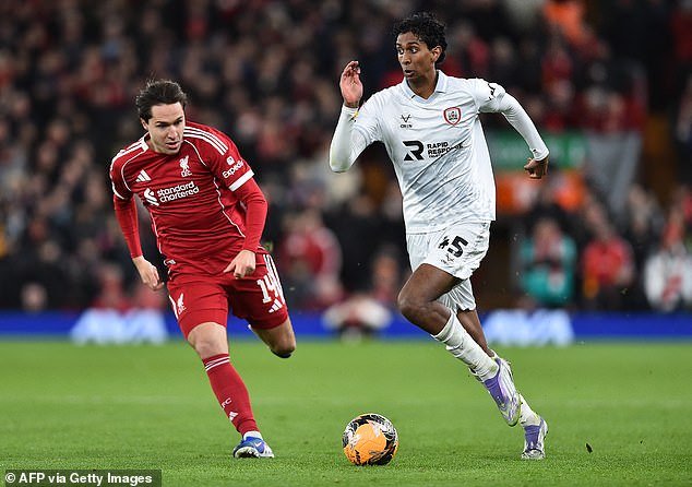 EN LA EFL: La estrella de Barnsley, VIMAL YOGANATHAN, cuenta cómo se ‘recuperó’ del rechazo del Liverpool, los secretos del mediocampo que aprendió del entrenador de Tykes, Conor Hourihane, y cómo allanó el camino para los jugadores del sur de Asia.