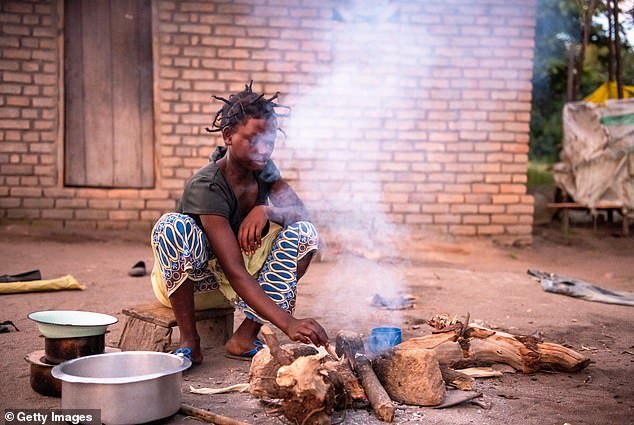 Yvette Cooper revela que 6.000 millones de libras esterlinas del dinero de los contribuyentes británicos se están gastando en programas ecológicos en el extranjero, a pesar de los importantes recortes presupuestarios de ayuda.