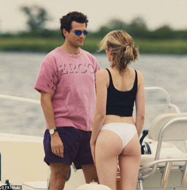 Las fotos de verano casi desnuda que Carolyn Bessette no quería mostrar al mundo… y el humillante escrutinio al que la sometieron los Kennedy mientras miraban