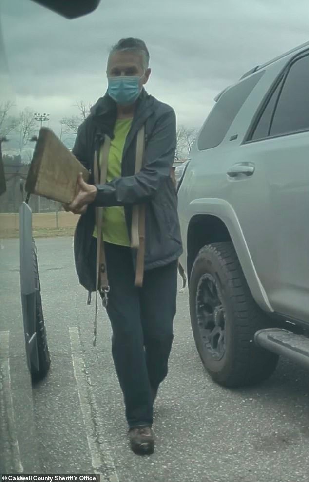 “Karen” llamada KAREN fue captada por la cámara dañando el Tesla Cybertruck con una tabla clavada, dice la policía