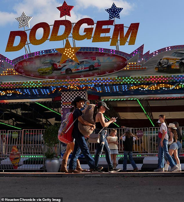 El Rodeo de Houston tuvo que implementar un código de vestimenta después de que algunas aspirantes a vaqueras usaran atuendos MUY diminutos.