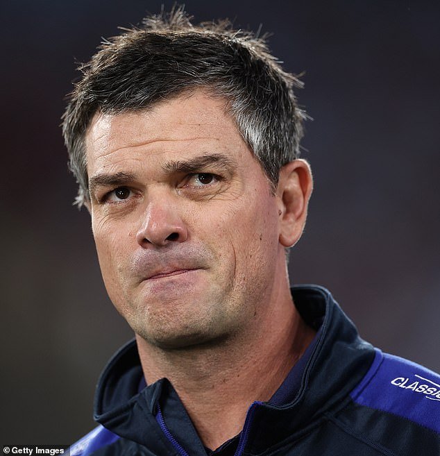 El entrenador de fútbol se fue furioso después de exigir NADA cuando se rompió la ventana del derruido estadio de Canberra.