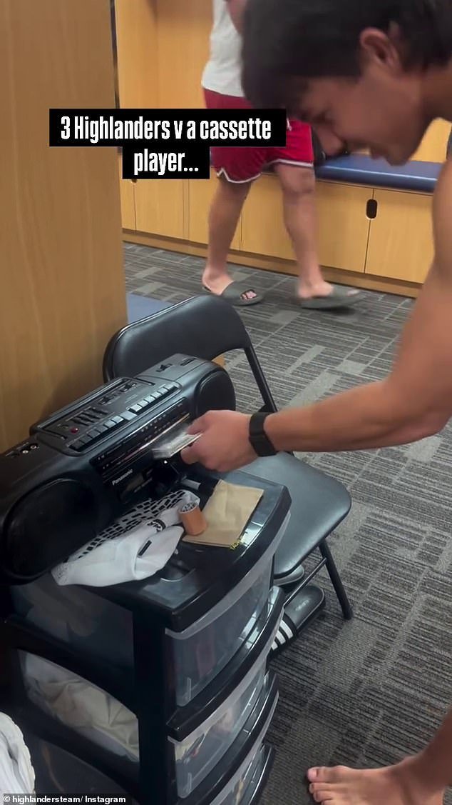 Tres jóvenes estrellas del fútbol intentan utilizar un reproductor de casetes y los resultados consternarán a todos los australianos mayores de 40 años.