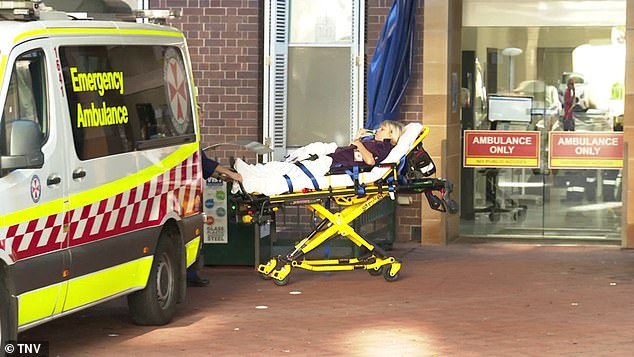 Siete heridos y tres asistentes de vuelo fueron trasladados al hospital después de que una violenta turbulencia golpeara un avión que se acercaba a Sydney mientras huía del infierno.