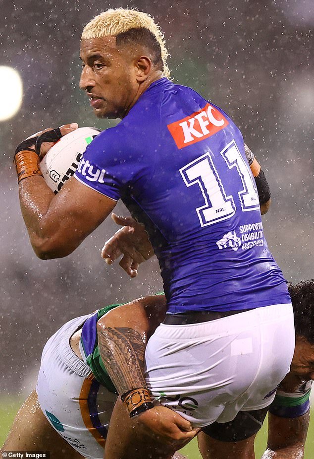 El hilarante paso en falso de la estrella del fútbol deshonrada que dejó a Danika Mason en puntadas