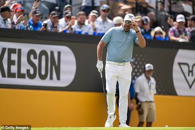 Phil Mickelson está haciendo un regreso brutal al golf después de la emotiva noticia sobre la misteriosa ausencia de su esposa.