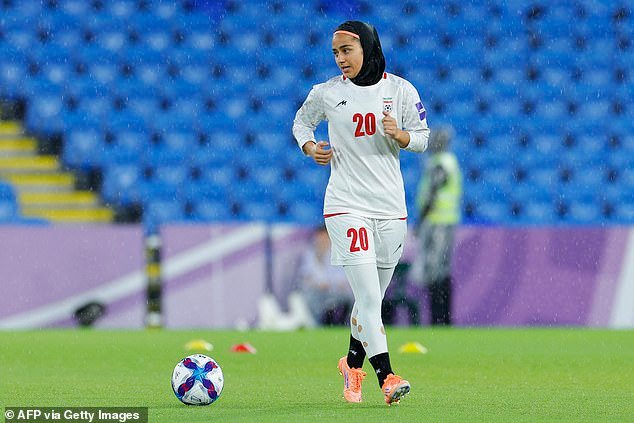 La futbolista iraní que regresó a su país de origen afirma que la policía australiana presionó a los jugadores para que se quedaran