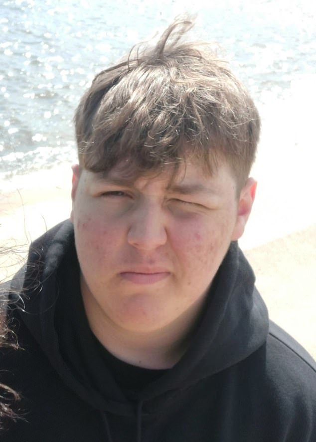 Mi hijo volvió del colegio con dolor de cabeza… 18 horas después estaba muerto: la madre de cuyo hijo de 18 años murió de meningitis B dice que empezó con un síntoma leve y ahora quiere que todos los adolescentes se vacunen