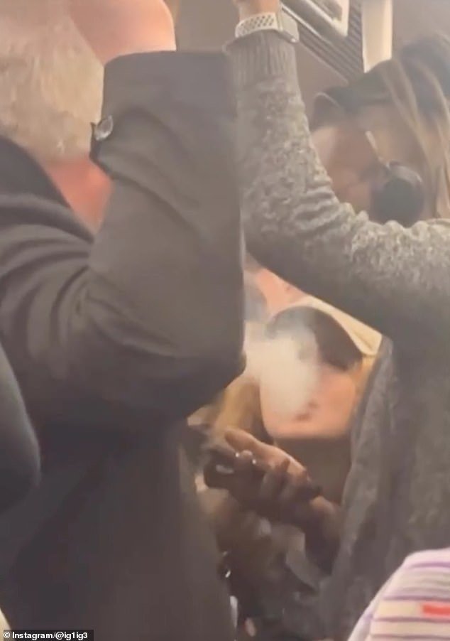 Adolescentes desagradables provocan una pelea horrible en el tren de la línea Elizabeth después de que un pasajero de mediana edad les dice que dejen de vapear