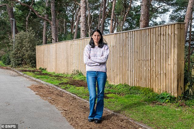 A una pareja se le ordenó derribar una cerca de jardín de seis pies afuera de su casa de £1,15 millones después de que los funcionarios del consejo la consideraran “fea” y “fuera de lugar” en un área exclusiva.