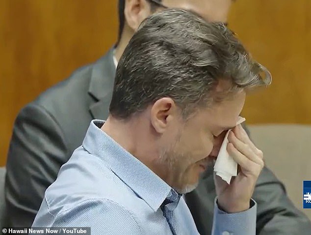 Un médico hawaiano que golpeó con una piedra el lunar de su esposa en la cabeza dice en su juicio por intento de asesinato que ella lo golpeó primero mientras él intentaba usar su aventura con un colega como excusa.