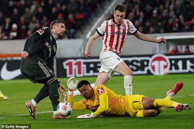 En su búsqueda de un reemplazo para Guglielmo Vicario, que se dirige al Inter de Milán, el Tottenham está mirando a un portero joven que ha sido comparado con Manuel Neuer, y a DOS estrellas de rivales de la Premier League.