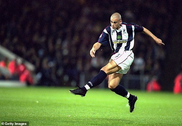 El exdefensa del West Brom y del Chelsea ha sido identificado como un exfutbolista de la Premier League detenido por ‘compra de drogas’ en una redada en la Costa del Sol