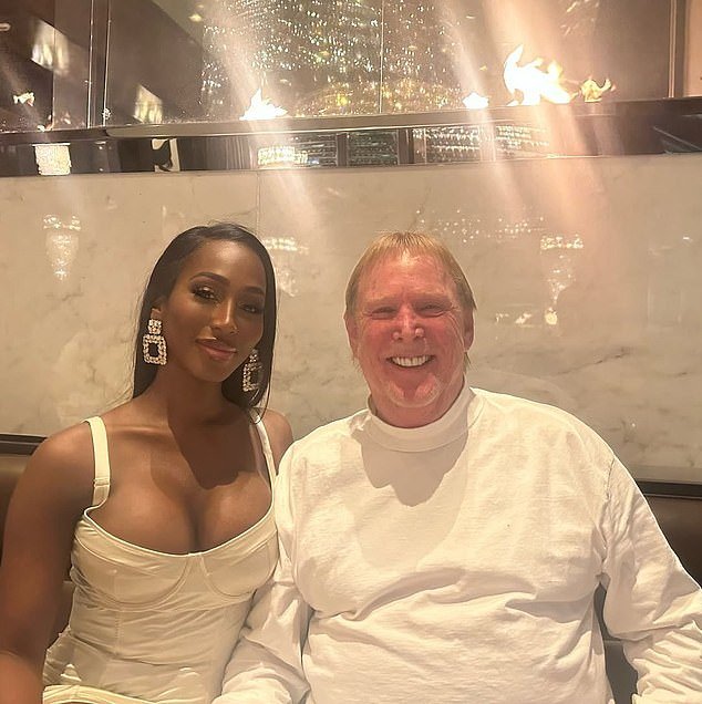 Mark Davis, multimillonario de 70 años y propietario de Los Vegas Raiders, parece estar haciendo público su glamurosa novia más joven.