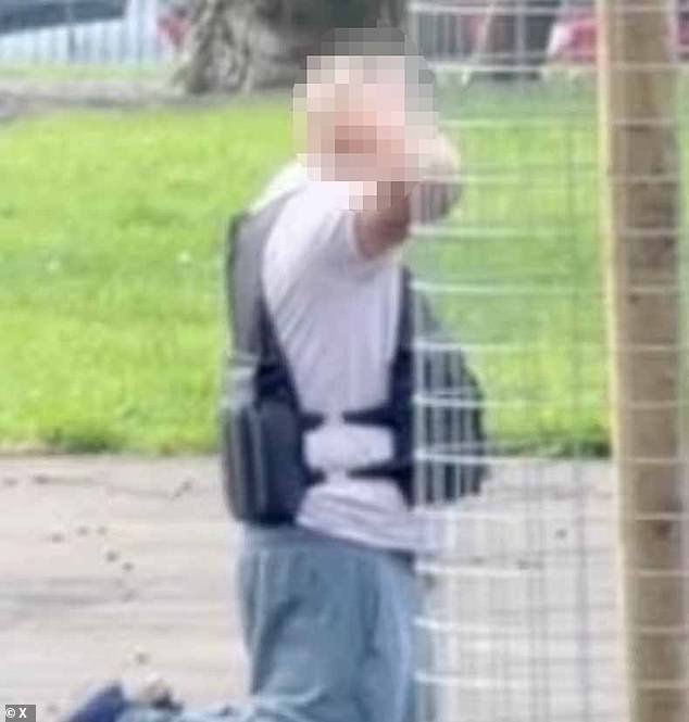 La policía armada ataca a un hombre que se teme que lleve un cinturón suicida… antes de descubrir que es un top de entrenamiento con pesas