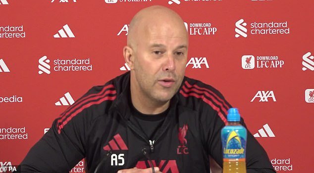 La lesión vuelve a afectar al Liverpool: Arne Slot confirma que DOS grandes estrellas han quedado fuera de juego y Alexander Isak ofrece información actualizada sobre su estado físico