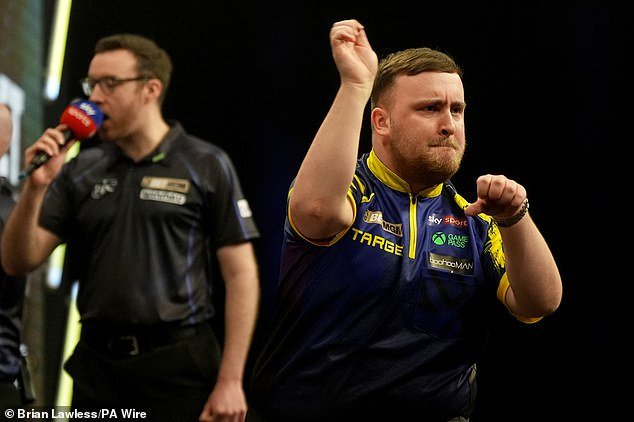 Un fanático de los dardos se lleva la increíble cantidad de £5,000 de una apuesta de £10 en el partido de Luke Littler contra Michael van Gerwen, ¡lo que llevó a los críticos de las redes sociales a afirmar que es falso!