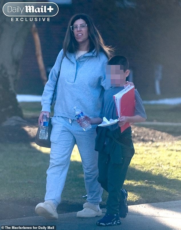 Su baile lento en el baile de graduación fue la comidilla de la escuela. Ahora, el profesor de gimnasia de 39 años que bombardeó a la estudiante estrella del fútbol de 17 años con mensajes coquetos y fotografías desnuda se enfrenta a cargos repugnantes.