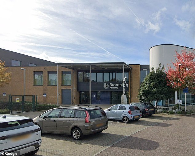 Profesor de inglés que dijo a sus alumnos que había algo “mentalmente malo” con las personas transgénero podrá conservar su trabajo