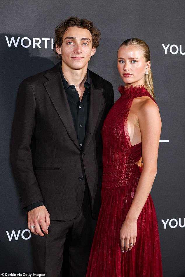 El campeón olímpico de salto con pértiga Mondo Duplantis se casa en secreto con una novia glamorosa y dice que “no le importa” perderse eventos de su boda