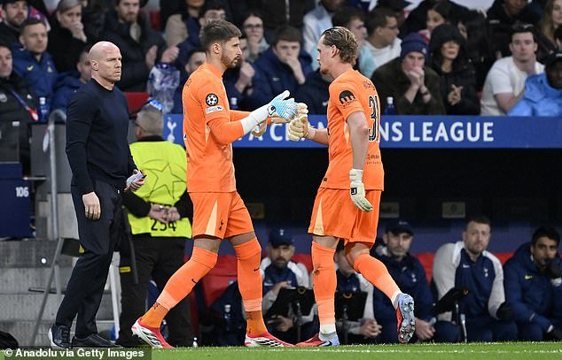 Antonin Kinsky podría estar preparándose para el regreso del Tottenham solo dos semanas después de su pesadilla en la Liga de Campeones mientras los Spurs sufren un golpe ante Guglielmo Vicario.