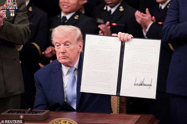 Donald Trump firma una explosiva orden ejecutiva de fútbol universitario para ayudar a preservar el histórico juego de rivalidad entre el Ejército y la Marina
