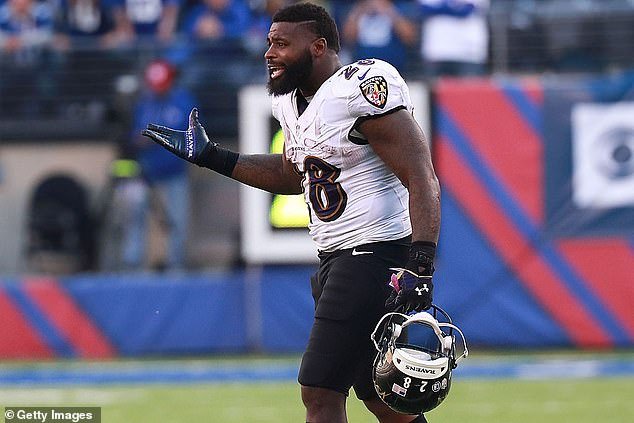 La ex estrella de la NFL enfrenta cargos de agresión y amenazar a un contratista con pistola y cuchillo durante una disputa por las manchas de la alfombra