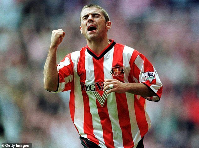 Leyenda del Sunderland KEVIN PHILLIPS: “No puedes escapar del derbi de Tyne Wear… Me echaron de un restaurante chino, me llamaron ‘mackem t**t’ en la calle, abusaron de ancianas, pero no pueden quitarme mi gol bajo la lluvia”.