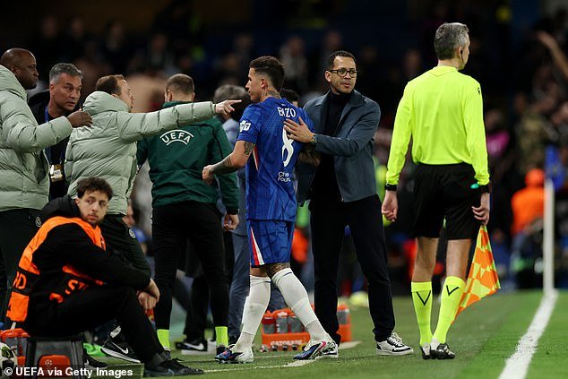 Liam Rosenior opina sobre los planes de transferencia de verano del Chelsea e insiste en que a las estrellas “les encanta estar aquí”