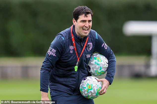 Andoni Iraola es buscado por el conjunto español, mientras el Bournemouth busca claridad sobre su futuro, mientras que Tottenham y Crystal Palace se interesan por un inminente agente libre