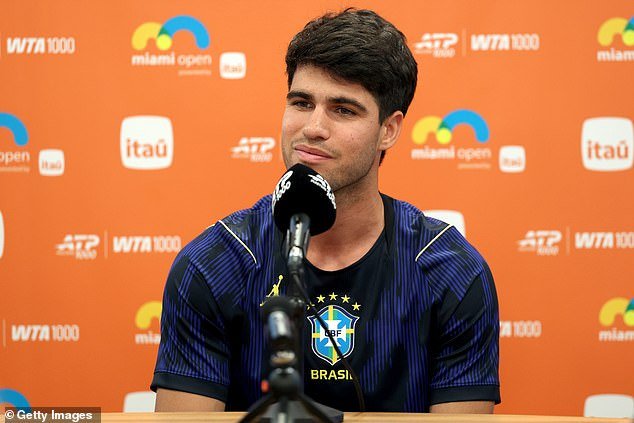 La leyenda del tenis revela la verdad detrás de ESTA foto de Carlos Alcaraz después de que lo vieron ‘coqueteando’ con ella y sus amigos en el partido de la NBA