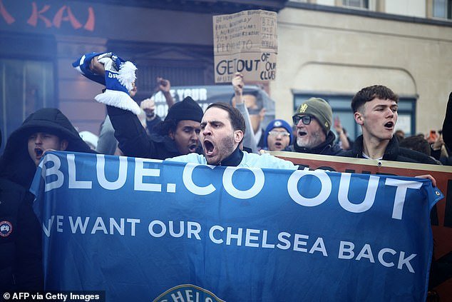 Los ultras de Estrasburgo se unen a los fanáticos del Chelsea en las protestas contra la propiedad ‘BRUTAL’ antes del partido del Man United