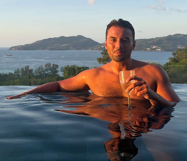 Los inquietantes últimos días de la estrella de TOWIE, Jordan Wright, y una pregunta realmente inquietante: FRED KELLY revela su ‘nueva vida’ en Tailandia, imágenes inquietantes, y lo que las fuentes dicen que sucedió en los días previos a su muerte en la zanja.