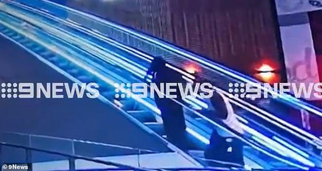 ‘Simplemente apuñalalo y listo’: Conmoción cuando un anciano y una joven trabajadora de cuidado infantil, de 25 años, son presuntamente apuñalados por la espalda con apenas unas horas de diferencia en Melbourne.