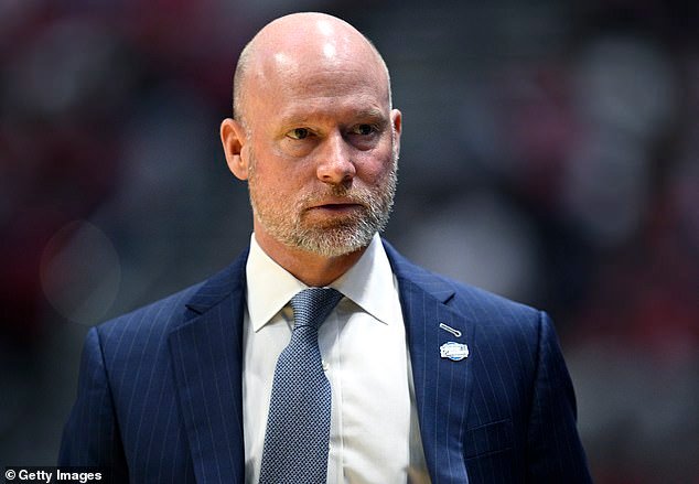 El entrenador de Villanova, Kevin Willard, amenaza con despedir al personal del March Madness en un momento sorprendente antes de una sorprendente derrota ante el estado de Utah.