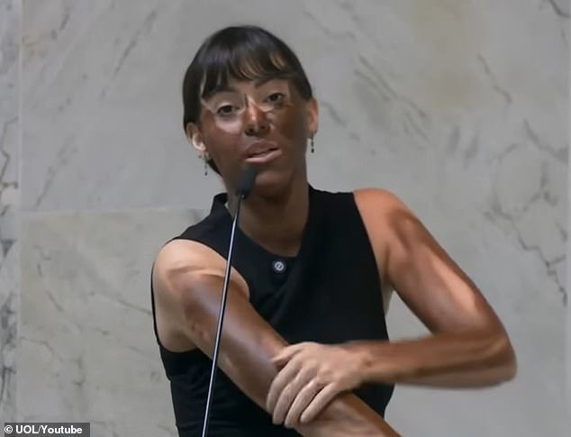 En este momento, una diputada se pinta la cara de negro durante una pelea transgénero en el Congreso brasileño y anuncia que ha cambiado de raza