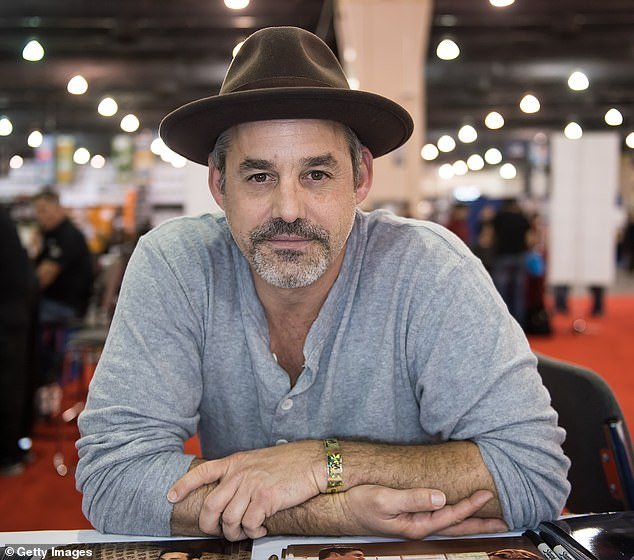 La estrella de Buffy, la cazavampiros, Nicholas Brendon, murió a los 54 años mientras su familia “desconsolada” revela la causa de su muerte.