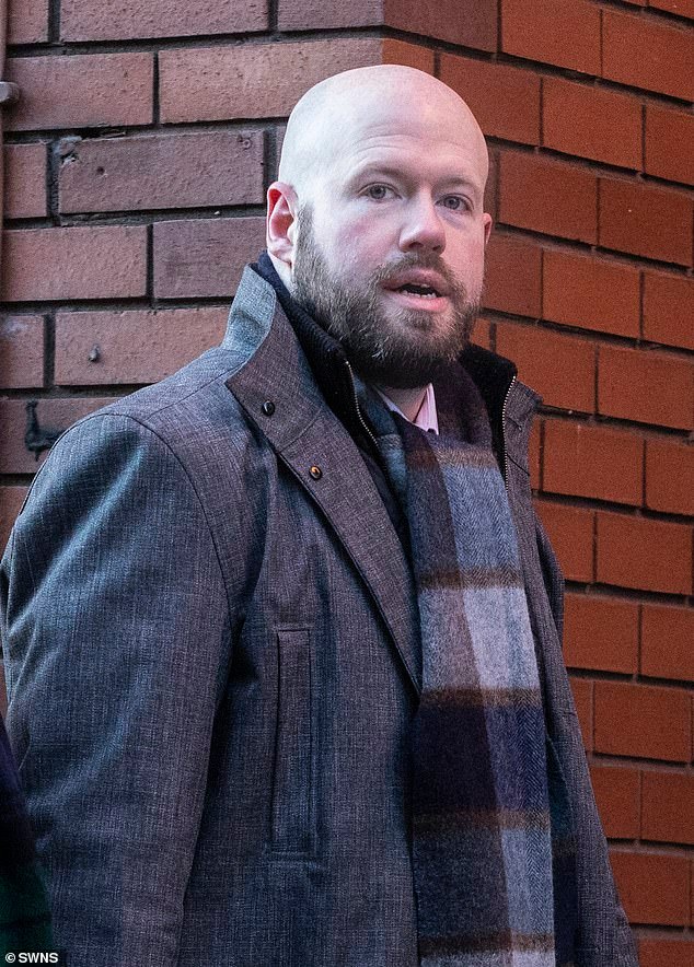 Un neonazi encarcelado por difundir propaganda racista dice que la prisión lo ha vuelto aún más radical y planea reincorporarse al grupo de extrema derecha Alternativa Patriótica.