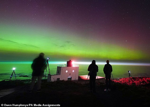 Se espera que la aurora boreal vuelva a aparecer sobre Gran Bretaña esta noche después de haber sido vista en lugares tan lejanos como Norfolk el viernes.