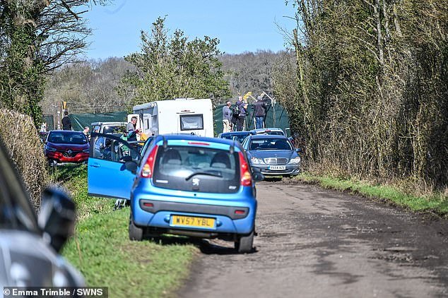 Planespotters provocan el caos en la base de la RAF mientras los aldeanos se quejan de que están provocando retrasos en el tráfico y “orinando por todas partes” en busca de bombarderos estadounidenses.