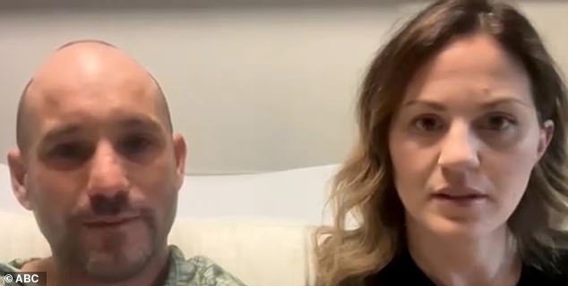 El surfista golpea con sus propias manos a un tiburón en la nariz después de que saltó sobre su tabla y le mordió ambas piernas en un ataque frenético.