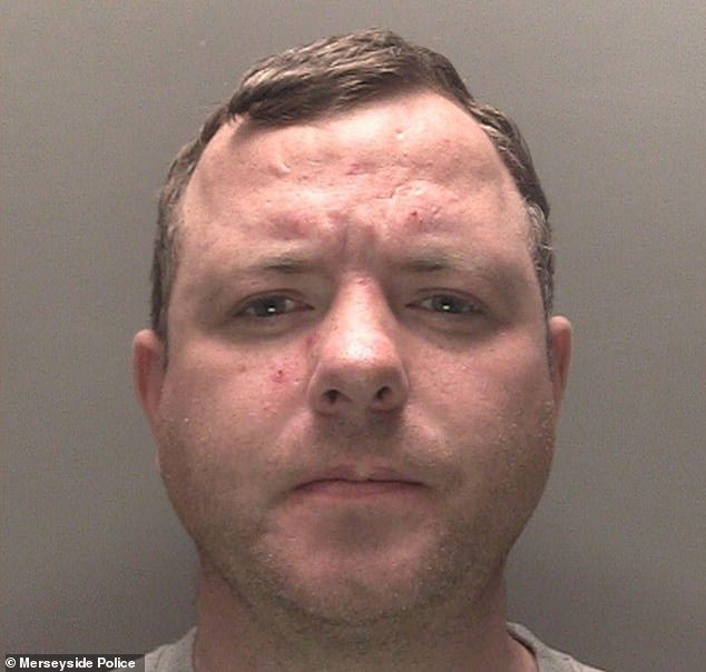 Actualmente, un conductor ebrio sonriente se tambalea en la carretera mientras se detiene para comprar más alcohol después de atropellar y matar a un ciclista de 63 años.