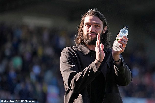 Andy Carroll está disfrutando de un comienzo de ensueño en su carrera como entrenador mientras KSI observa, mientras la ex estrella del Liverpool lleva a Dagenham & Redbridge a la victoria en su primer partido como entrenador.
