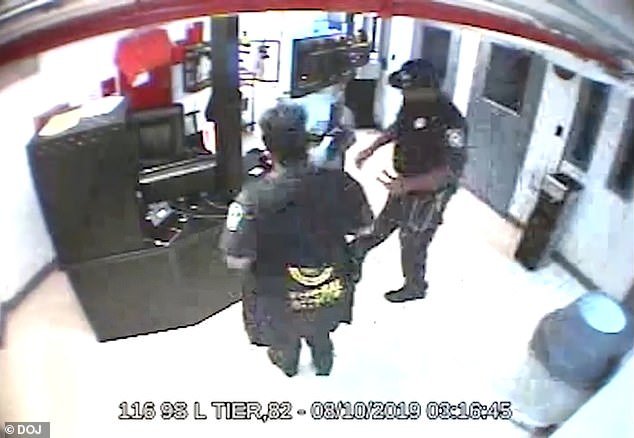 Un nuevo video arroja nueva luz sobre la noche en que Jeffrey Epstein murió mientras los guardias deambulaban en lugar de hacer las rondas obligatorias.