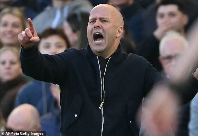 Arne Slot admite que la resaca de la Premier League del Liverpool “duele mucho” mientras los campeones defensores sufren su décima derrota de la temporada, y ofrece una actualización sobre los problemas de lesiones de Hugo Ekike