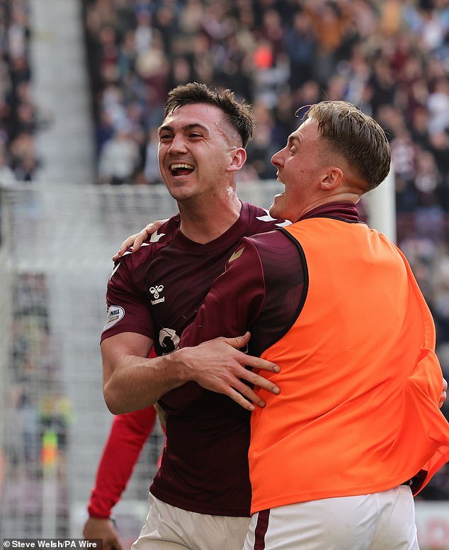 HEARTS 1 DUNDEE 0: McEntee encabeza al ganador para que los anfitriones sigan avanzando hacia el título
