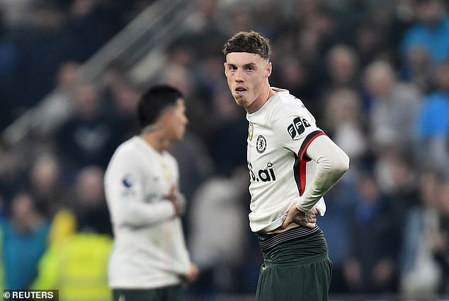 Chelsea sufrió una derrota por 3-0 ante el gran Everton mientras los Blues implosionaban en Merseyside: Liam Rosenior solo podía sentarse y garabatear en su cuaderno mientras se desarrollaba este último espectáculo de terror, escribe KIERAN GILL