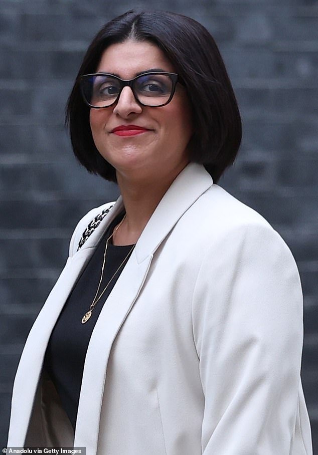 La ministra del Interior, Shabana Mahmood, amenaza con dimitir por los desafíos a su reforma migratoria por parte de la izquierda.