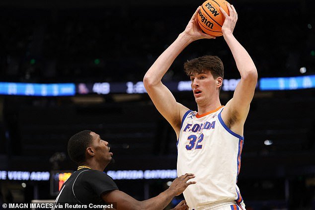 Olivier Rioux de Florida, el jugador más alto en la historia del baloncesto universitario, eclipsa a su rival de March Madness de 6 pies 2 pulgadas mientras los campeones defensores buscan la victoria.